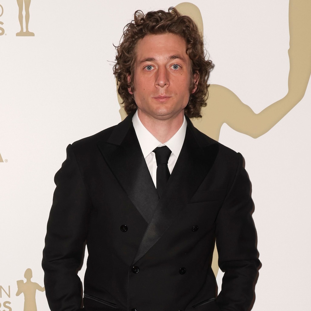 These Shirtless Photos of Jeremy Allen White Will Have You Saying “Yes Chef” – E! Online